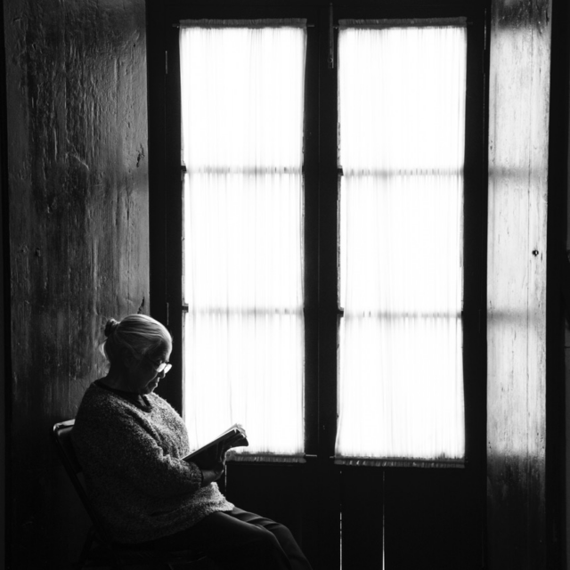 Senora Leyendo